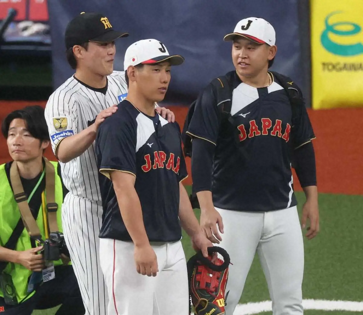 【画像・写真】【強化試合】阪神・伏見寅威が“大忙し”オリで同僚の吉田らと握手しハムでバッテリー賞の伊藤とはハグ