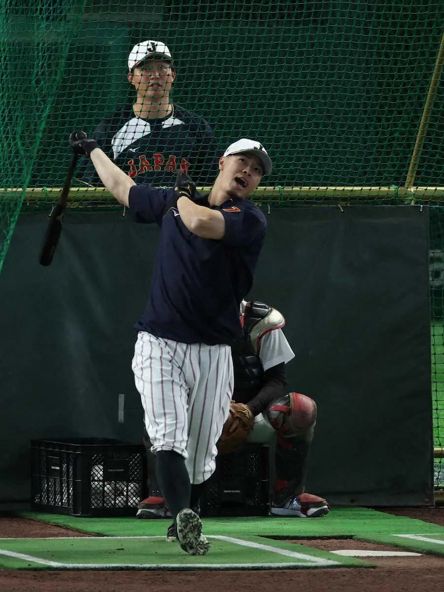 WBC侍ジャパン練習＞打撃練習を行う佐藤輝。後ろで見守るのは森下
