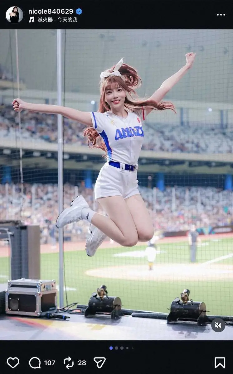 【画像・写真】WBC来日中“スタイル抜群”な人気台湾チア「日本のファミチキ！」　日本のコンビニで人気商品購入！