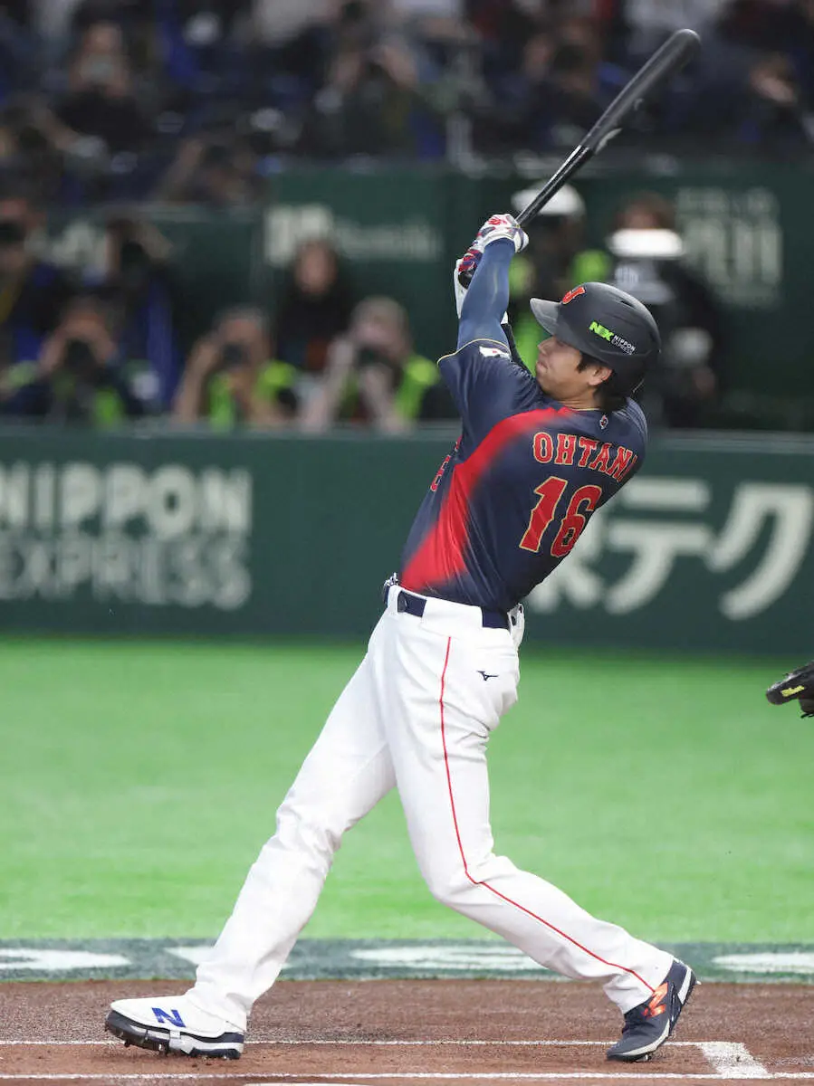 【画像・写真】【侍ジャパン】大谷翔平がプレーボール球を驚速の右翼線二塁打！　お茶たてポーズ初披露にベンチも一体に