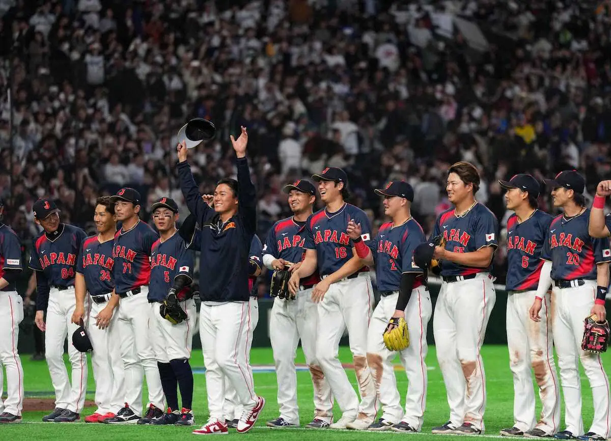 【画像・写真】【侍ジャパン】大谷翔平を山本由伸がフォロー？　試合後のあいさつの音頭を巡り…　最後は笑顔でグータッチ