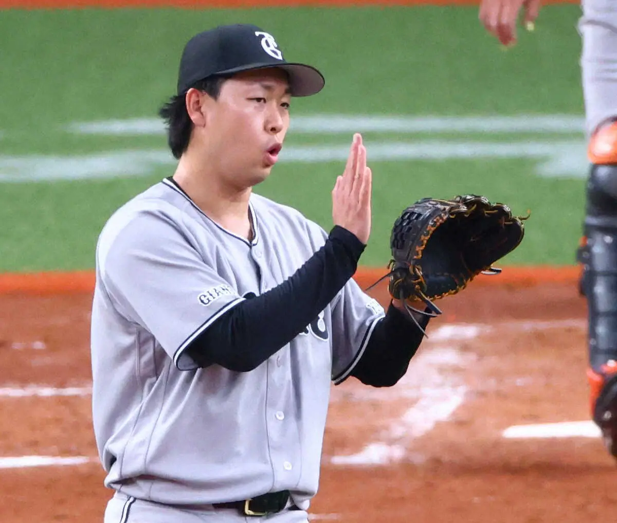 【画像・写真】＜オ・巨＞3回、紅林を遊ゴロに打ち取った山崎（撮影・岸　良祐）