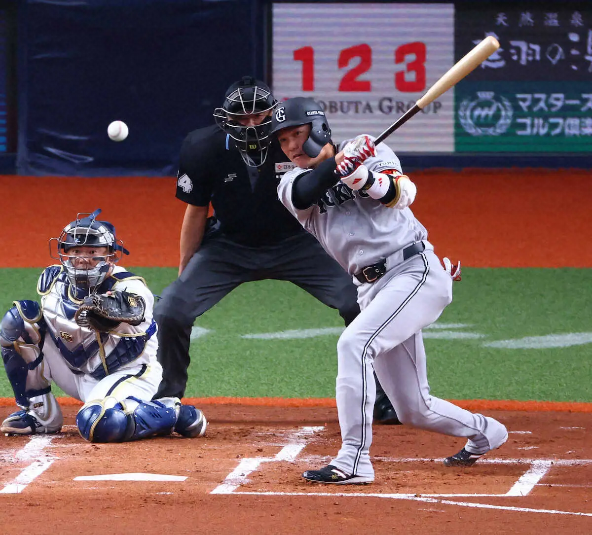 【画像・写真】＜オ・巨＞2回、中前打を放つ坂本（撮影・岸　良祐）