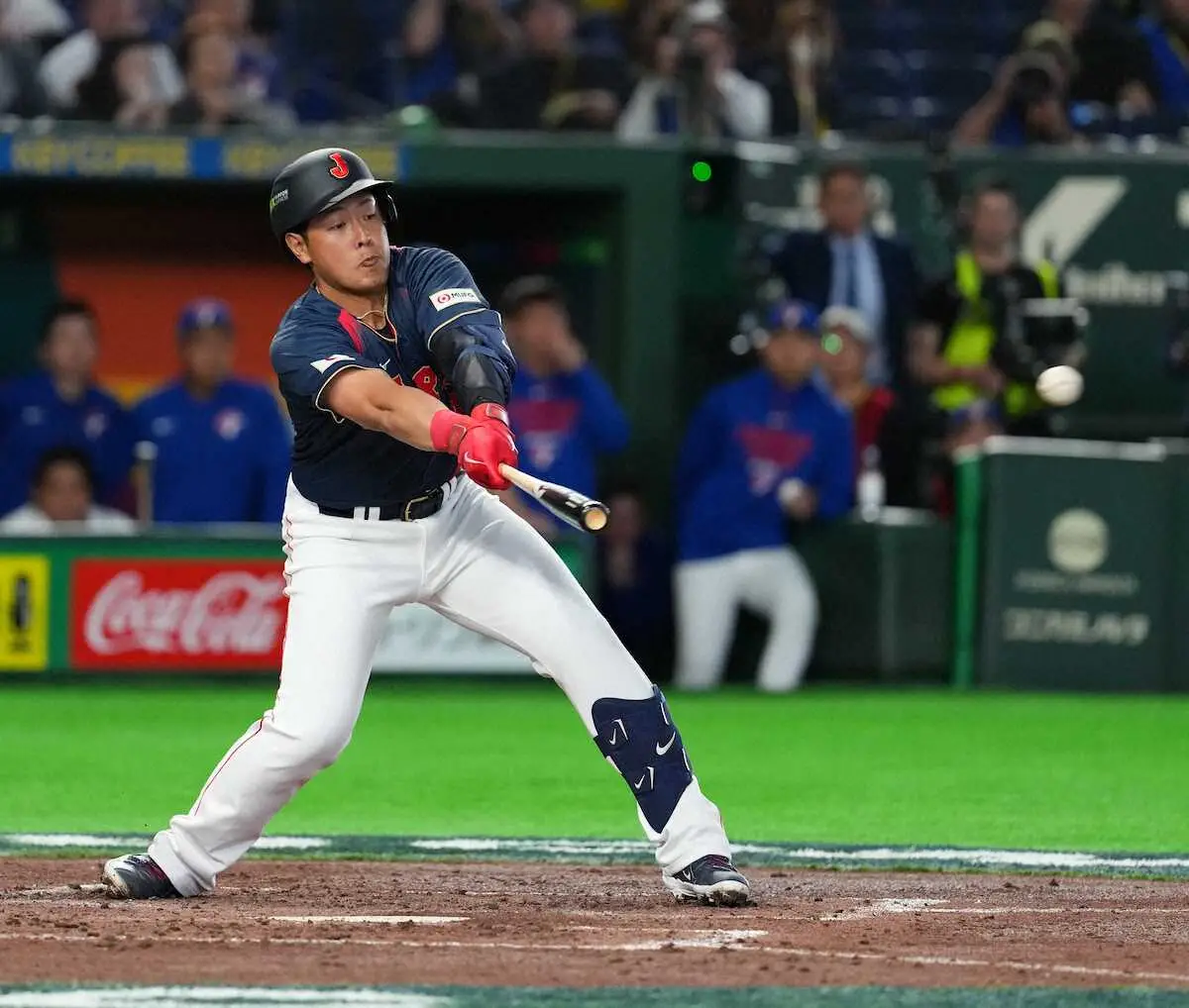 【画像・写真】【侍ジャパン】岡本　慣れ親しんだ東京Dで適時打　お茶たてポーズは「後ろに捨てました」