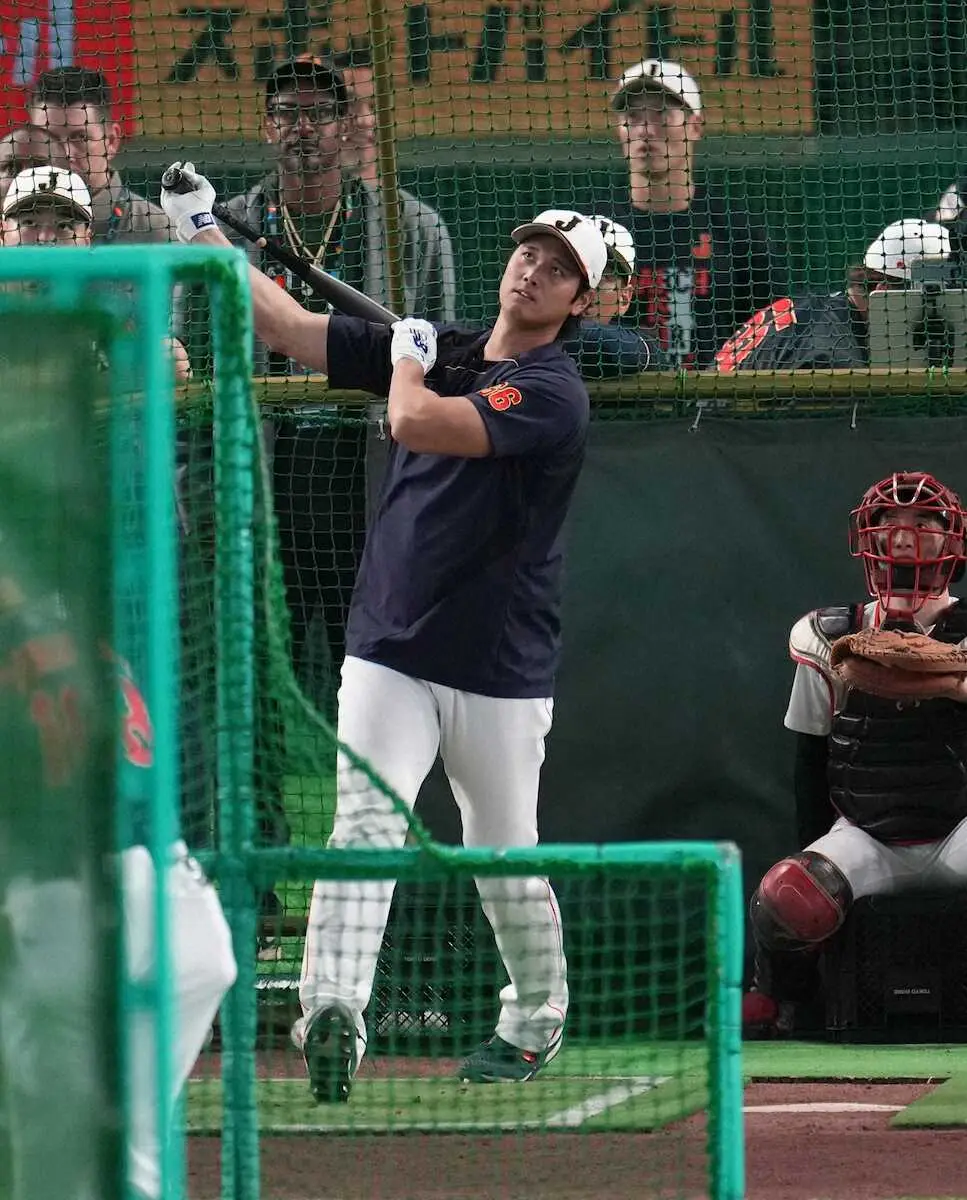 【画像・写真】【侍ジャパン】大谷、台湾“威嚇”のフリー打撃　試合当日は異例　空気つくった柵越え10発