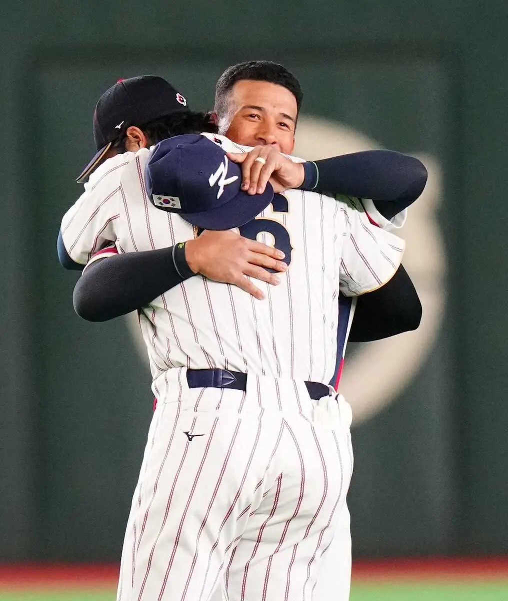 【画像・写真】「泣ける」「感動」大谷翔平が元同僚ジョーンズとグラウンドで熱いハグ　同僚・金慧成とは健闘誓い合う