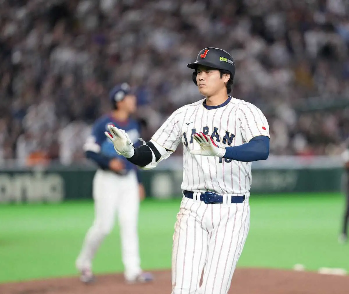 【画像・写真】【侍ジャパン】大谷翔平が確信歩きの右越え同点ソロ　2戦連発もベンチに落ち着けポーズ　雄星も抱きつく