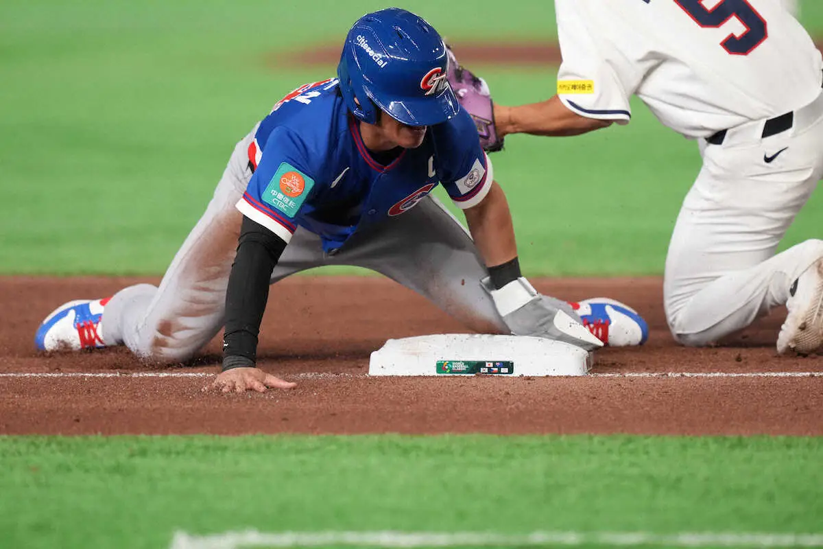 【画像・写真】【WBC】台湾・陳傑憲が気迫のヘッスラ　左手人さし指骨折の主将が勝ち越し生還　SNSも騒然