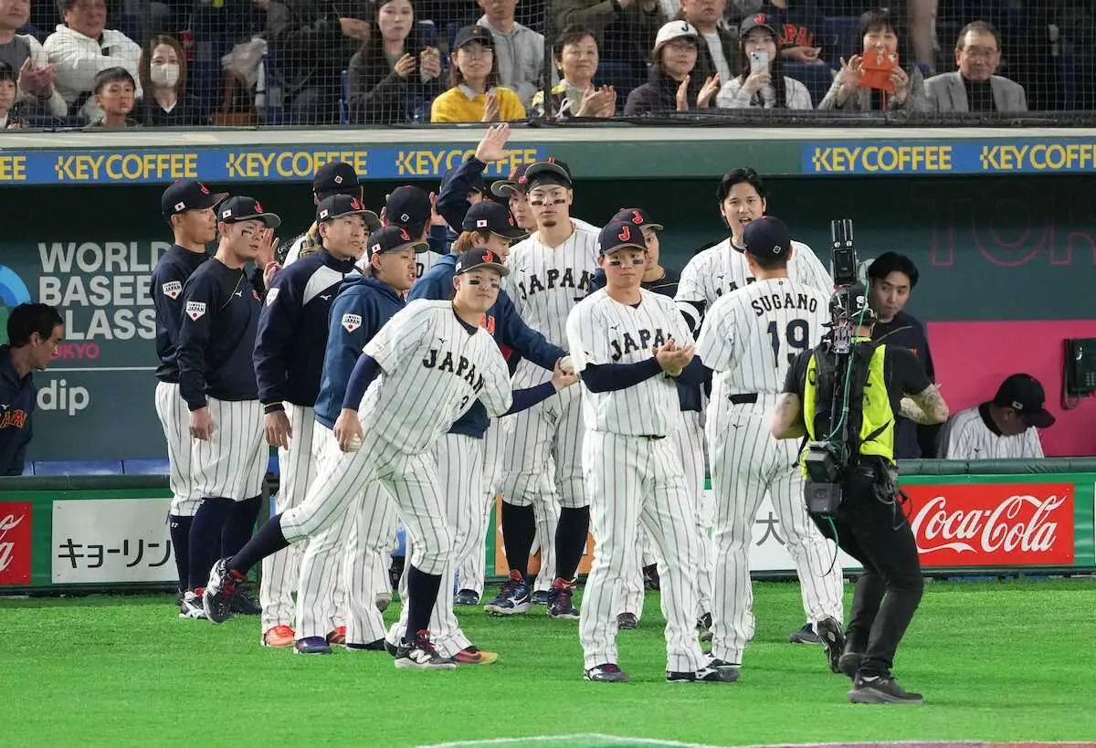【画像・写真】【侍ジャパン】菅野智之、3回投げ終え無失点　503日ぶり東京D　好守の岡本和真にも大歓声