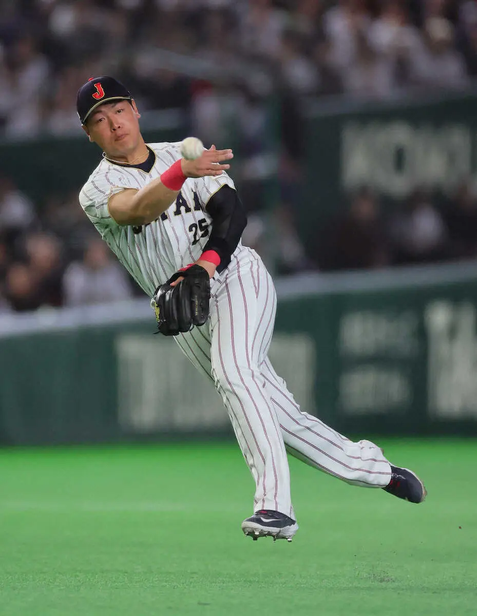 【画像・写真】【侍ジャパン】菅野智之＆岡本和真のタッチに反響「胸アツ」「最高すぎる」「泣きそう」「エモイ」