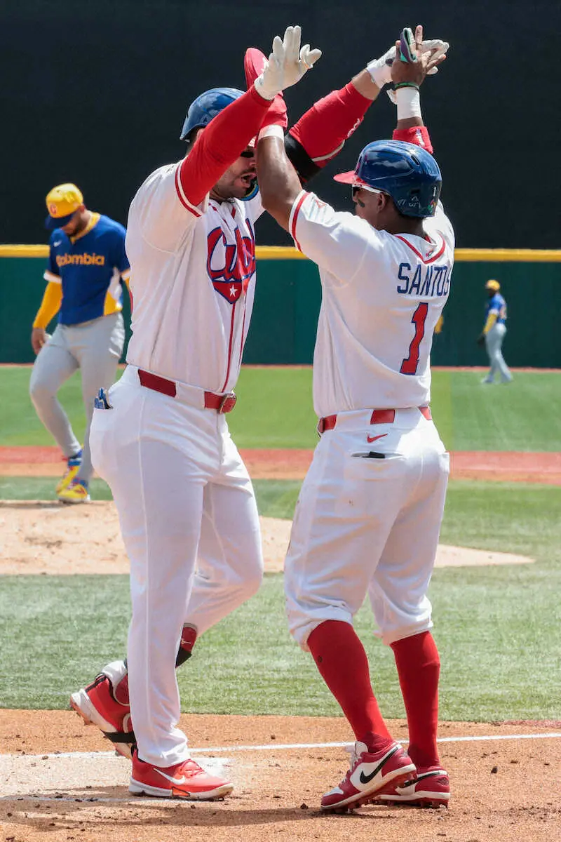 【画像・写真】＜キューバ・コロンビア＞初回、逆転3ランを放ち喜ぶキューバのアリエル・マルティネス（左）（AP)