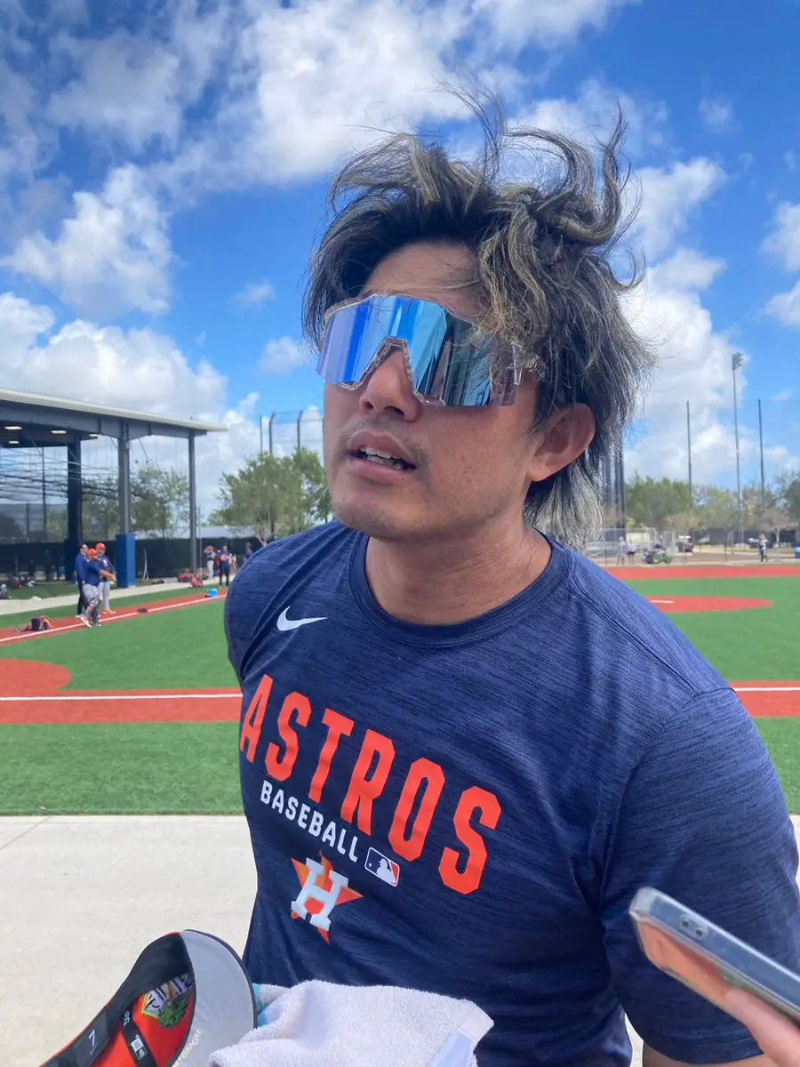 【画像・写真】練習後、取材に応じるアストロズ・今井