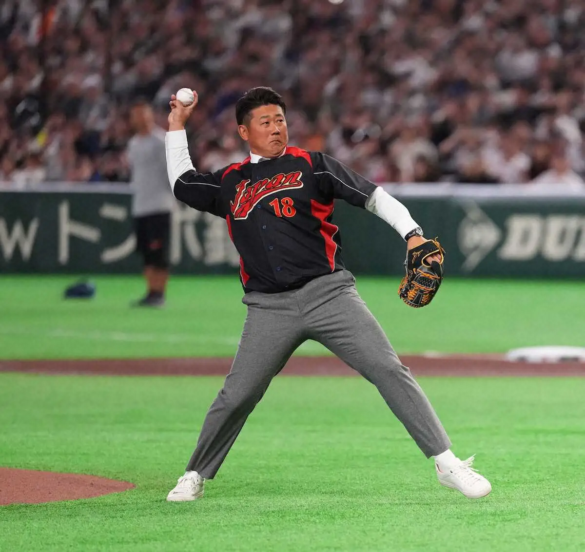 【画像・写真】【WBC】松坂大輔氏　09年大会のユニホーム姿で横浜高後輩・藤平と始球式