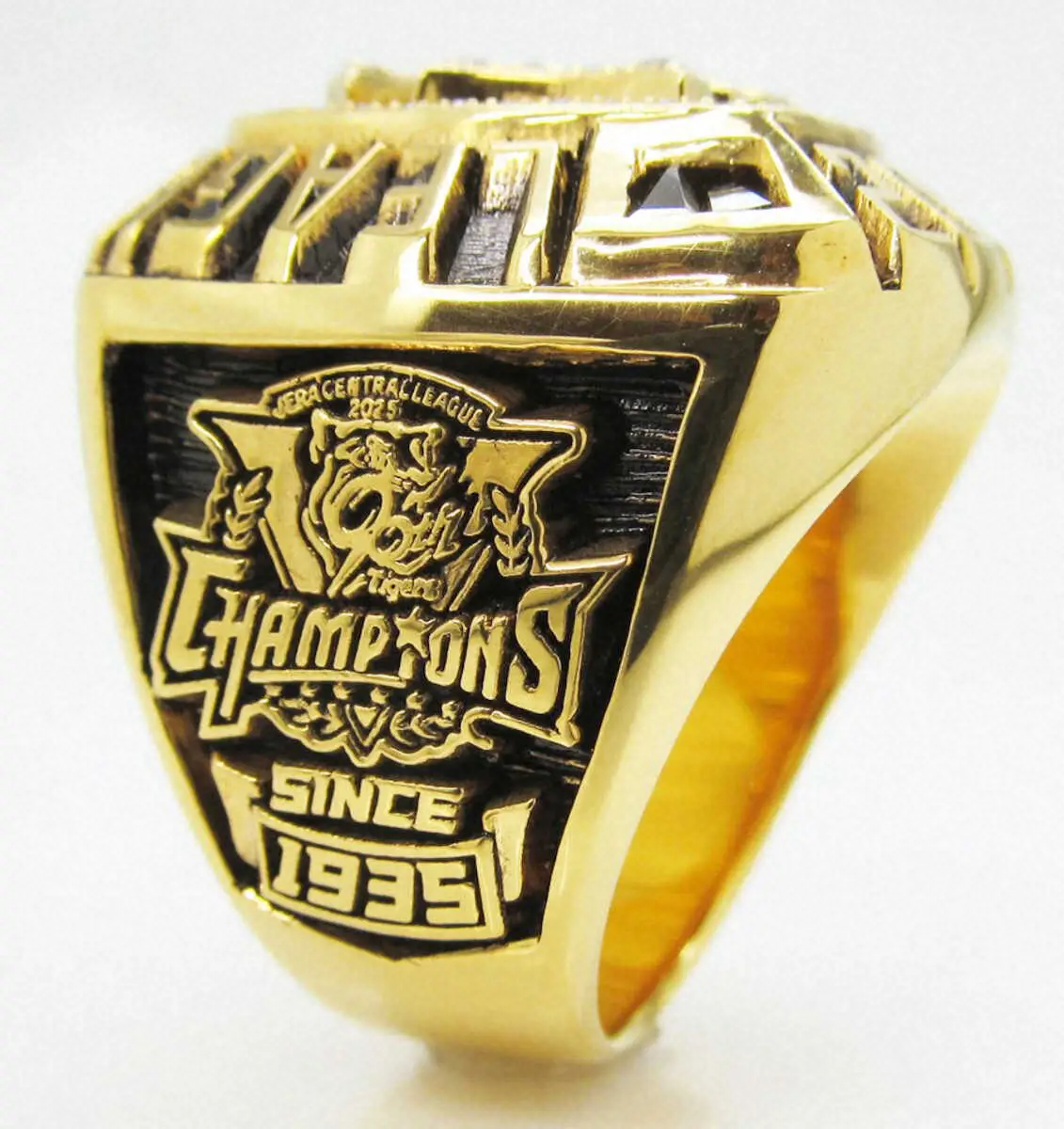 【画像・写真】阪神　31日本拠地開幕戦で藤川監督、選手らにチャンピオンリング贈呈　小柳ゆきが国歌独唱