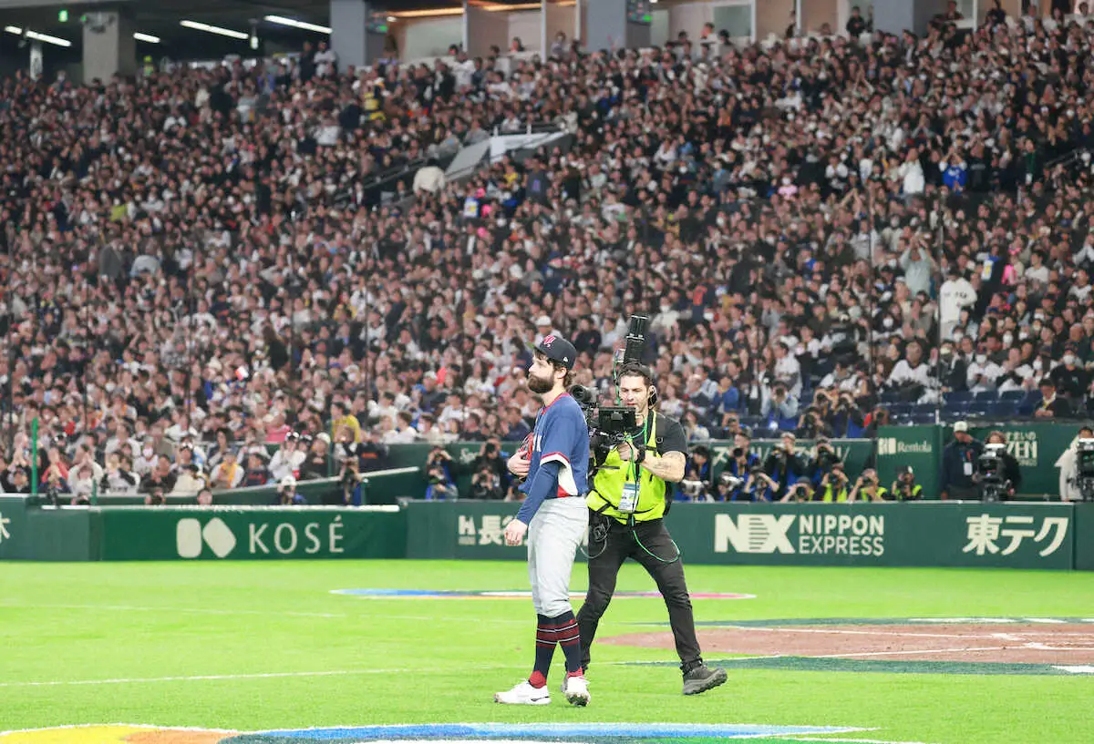 【画像・写真】試合後も異例の“サトリア劇場”代表引退意向の29歳電気技師右腕にスタオベ拍手の嵐　侍戦士と記念撮影も