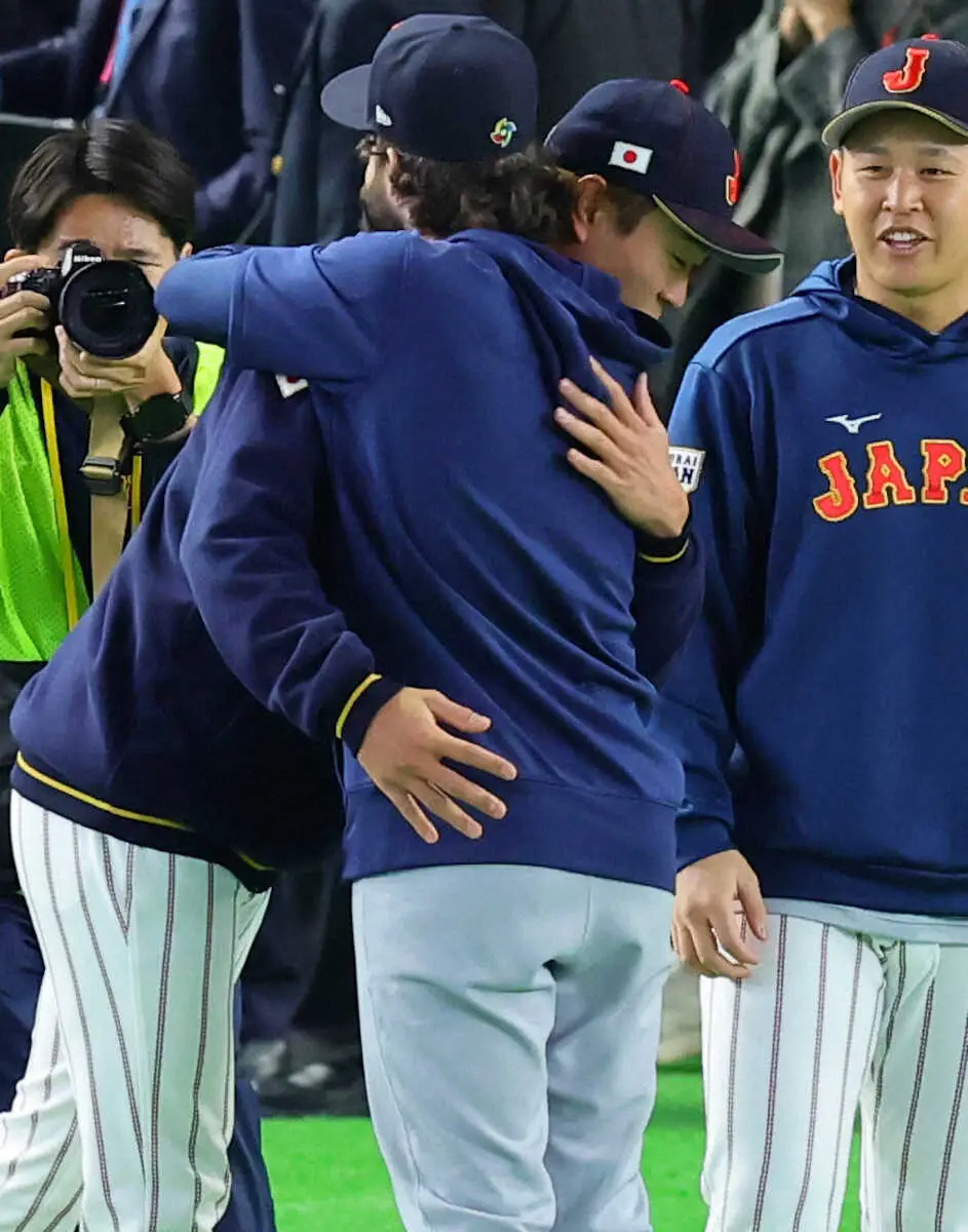 【画像・写真】【WBC】サトリア　高橋＆宮城とのハグ、肩組みショットにネットもらい泣き「感動」「リスペクト感じた」
