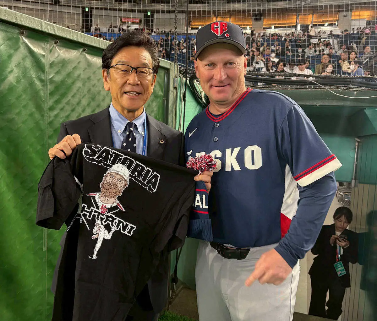 【画像・写真】栗山英樹氏　チェコ監督から23年WBC“大谷斬り”Tシャツを贈られ「チェコの野球にとって大きかった」