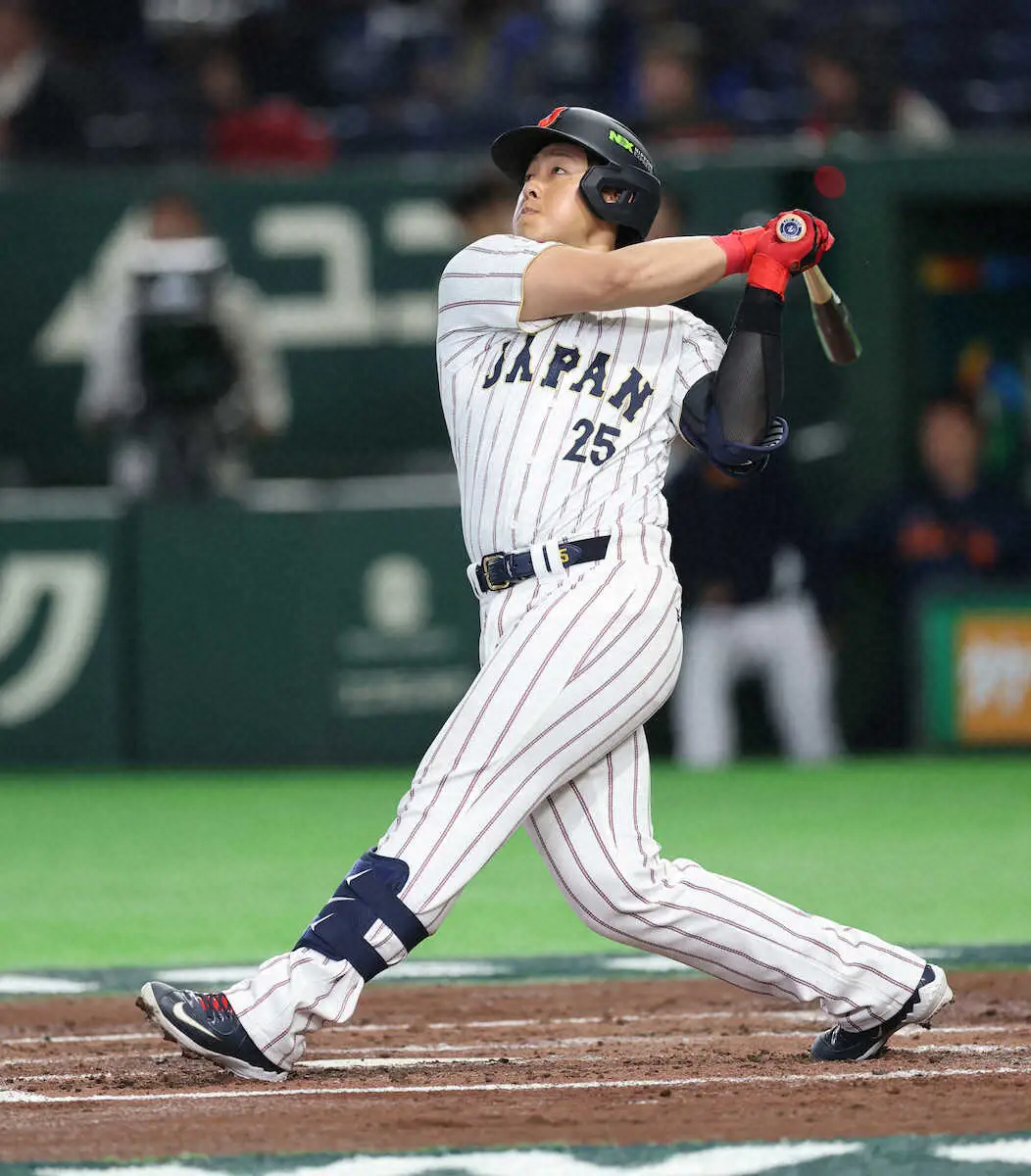 【画像・写真】岡本和真　惜しい！本塁打まであと数十センチの二塁打　東京D大歓声→ため息も…大会2安打目に再び歓声