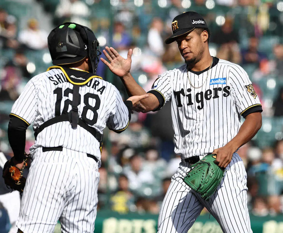 【画像・写真】阪神　モレッタ2度目は間違えなかッタ　快投終えるとスムーズに一塁ベンチへ　前回は三塁側へ歩み