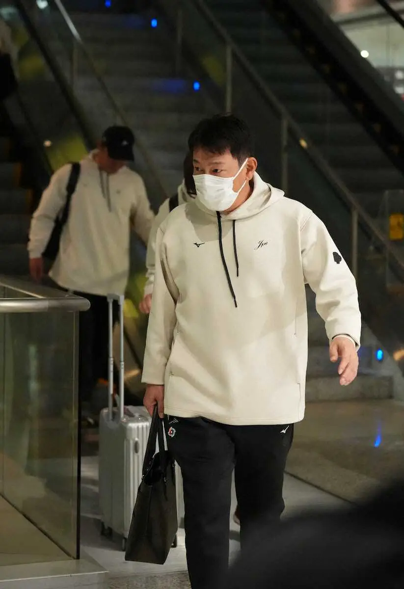 【画像・写真】【侍ジャパン】井端弘和監督「時差ボケにならないようなやり方を聞いて…」　決戦に備え機内から準備