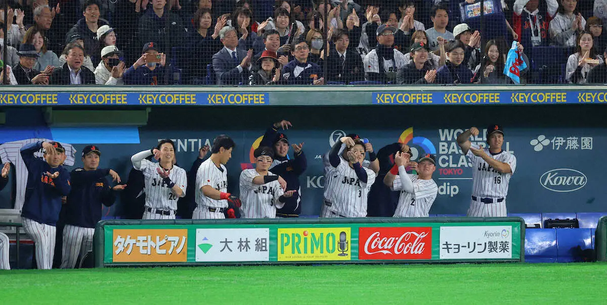 【画像・写真】「お茶！お茶！お茶！」侍ジャパンの舞台裏、ベンチで声を張り上げた人物「おもろ」「叫んでる」の声