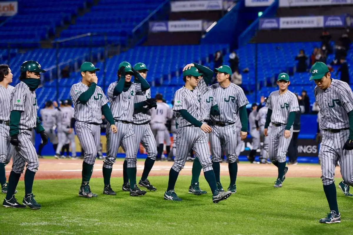 【画像・写真】＜JFE西日本・JR東日本＞JFE西日本に敗れ、肩を落とすJR東日本ナイン（撮影・松永　柊斗）