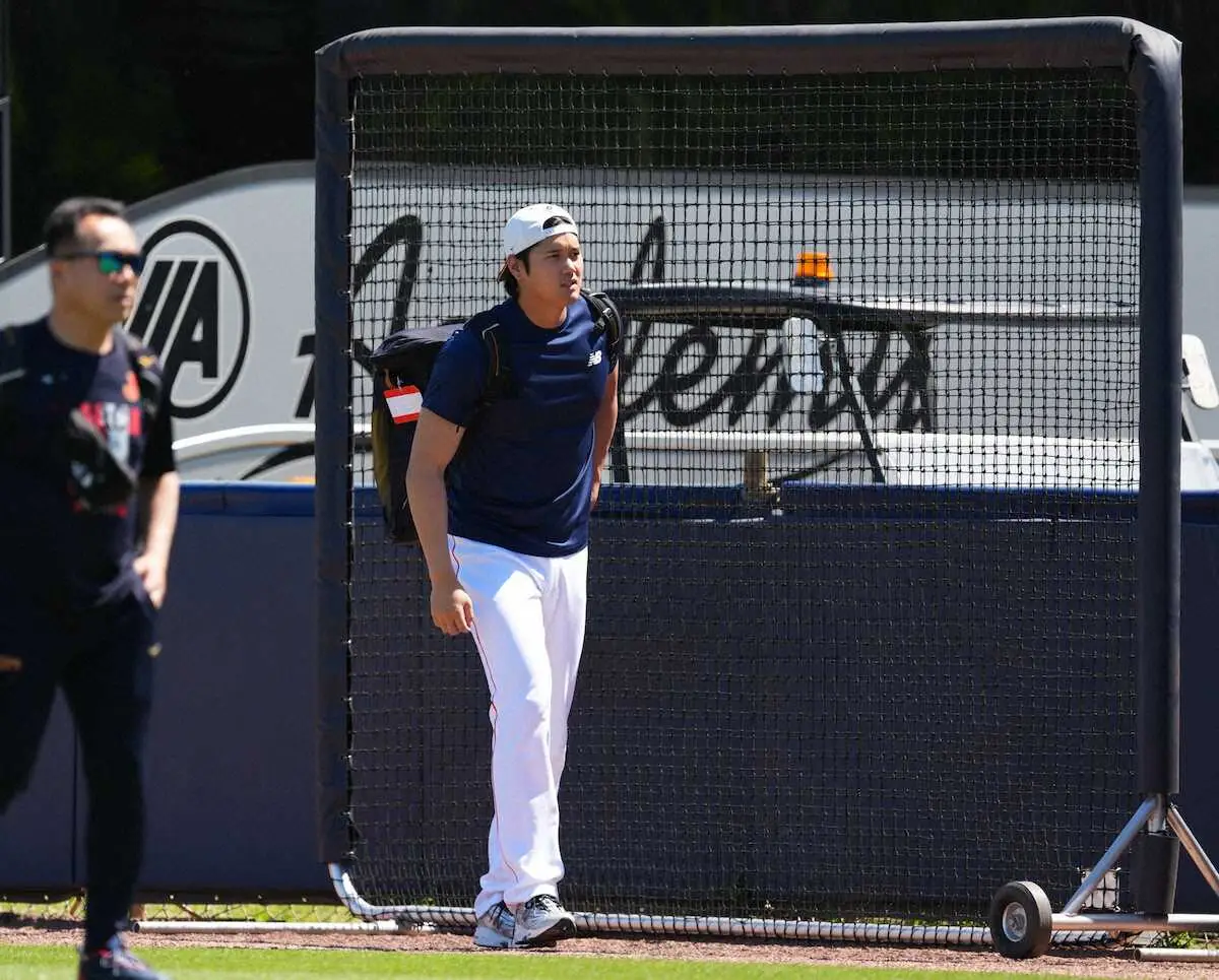 【画像・写真】球場に到着する大谷（撮影・沢田　明徳）　　