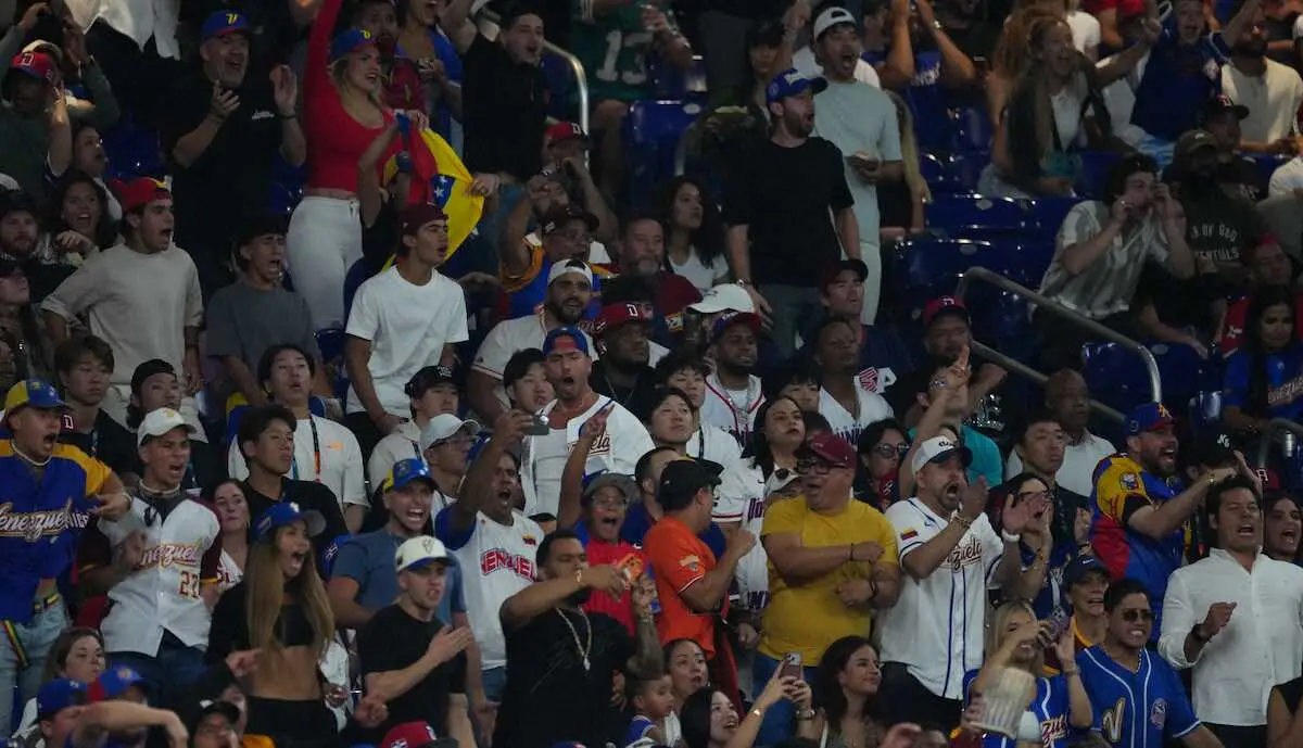 【画像・写真】【侍ジャパン】準々決勝対戦相手を現地視察　コーチ陣＆吉田正尚、大勢らが興奮渦巻く試合に熱視線