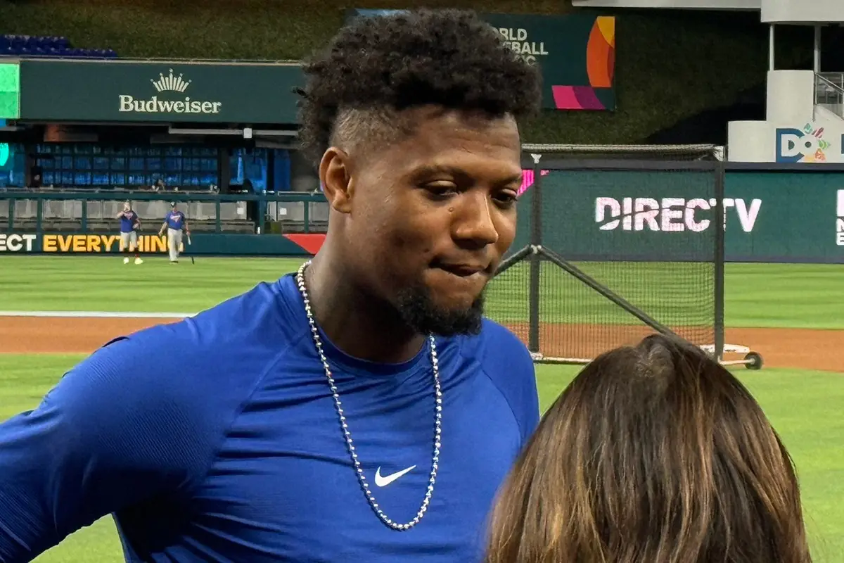 【画像・写真】練習中に取材に応じるアクーニャ（撮影・柳原 直之）