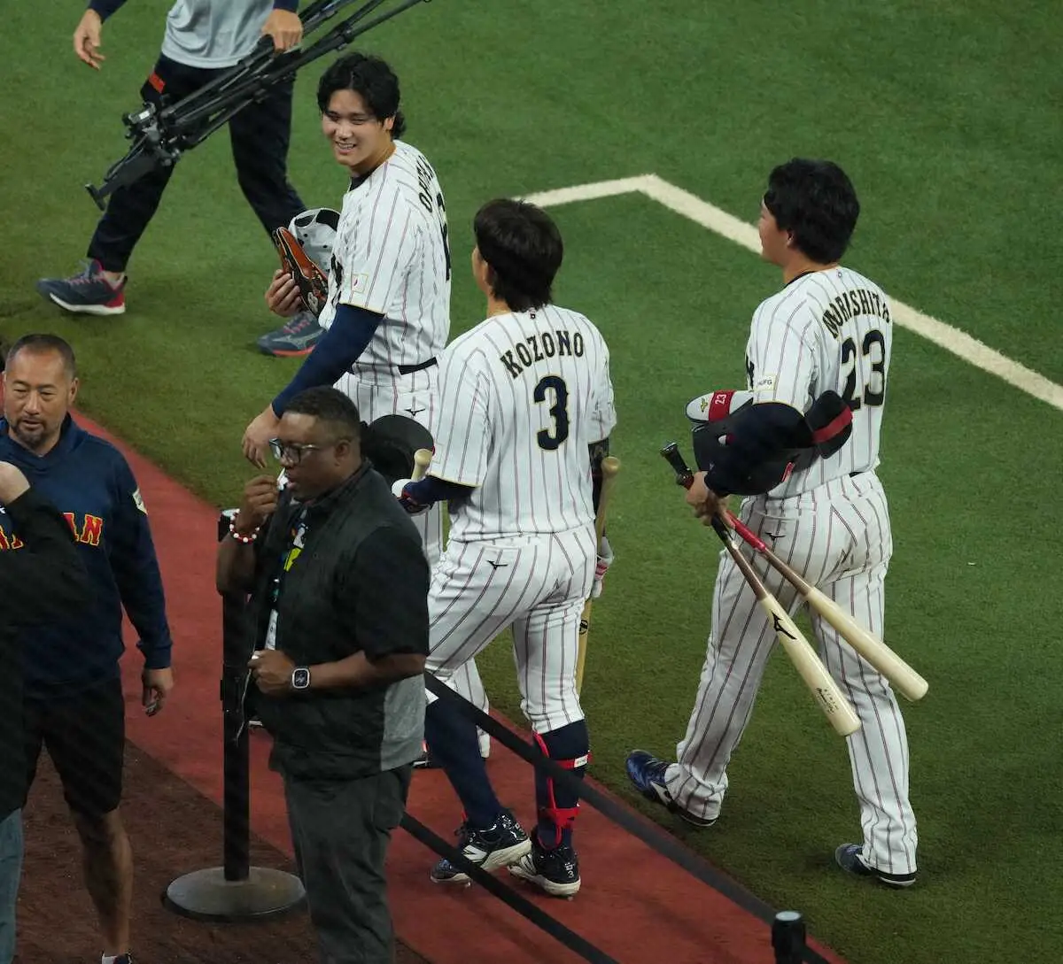 【画像・写真】WBC＜日本代表練習＞ライブBP終了後、森下、小園と話す大谷（撮影・沢田　明徳）　　