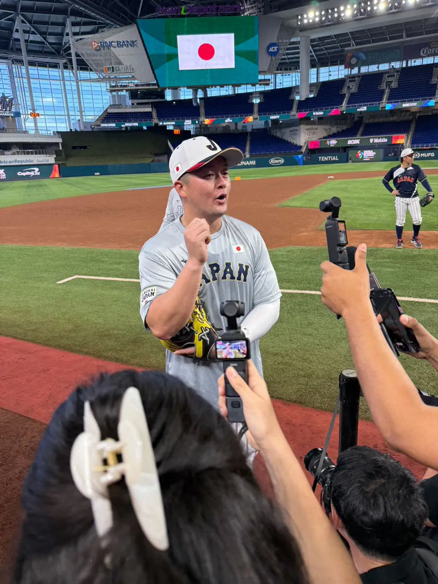 【画像・写真】メディアの取材に応じる牧