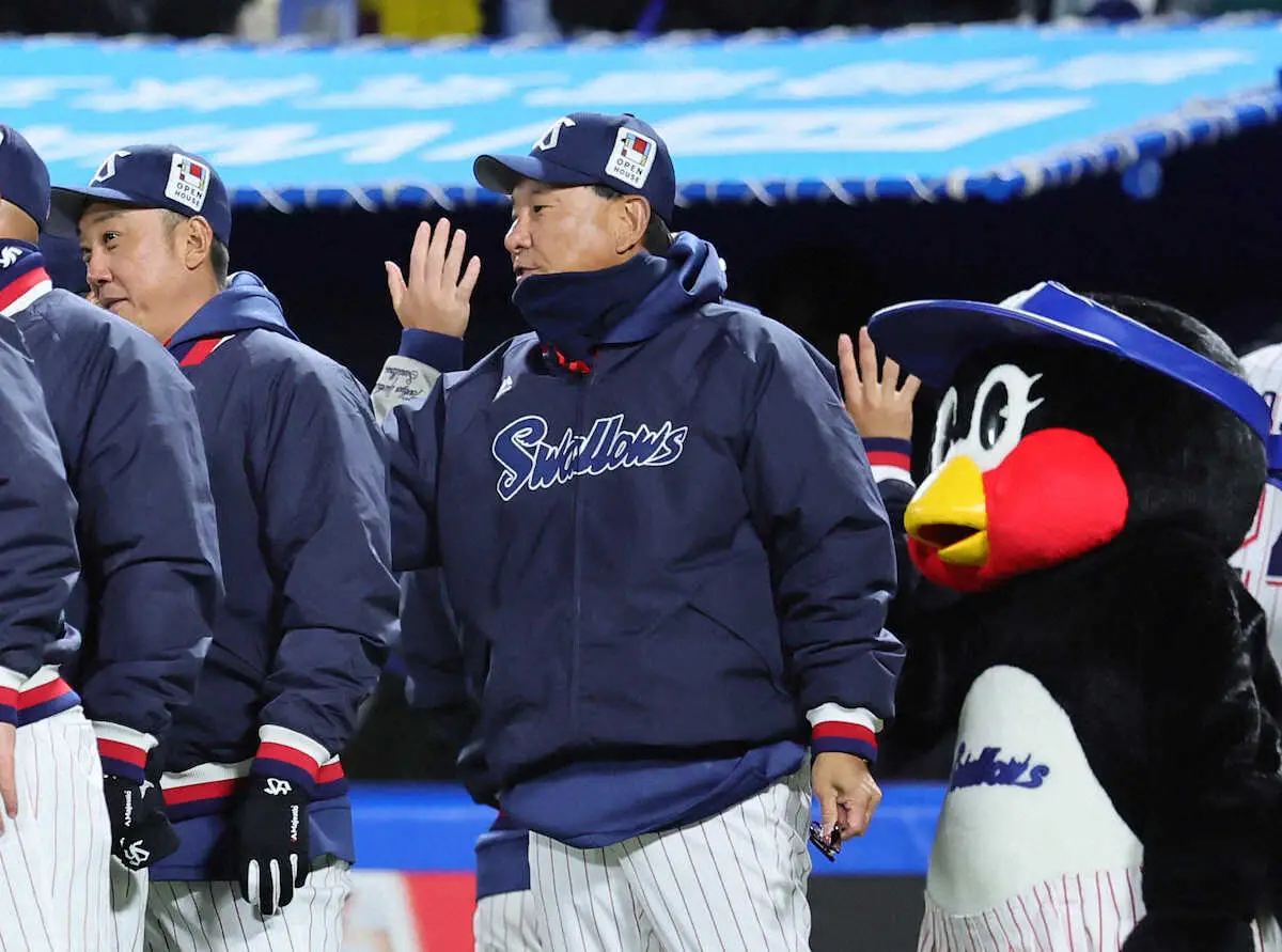 【画像・写真】ヤクルト・池山監督　本拠・神宮初陣で白星　投打かみ合い大勝「うれしいですね」