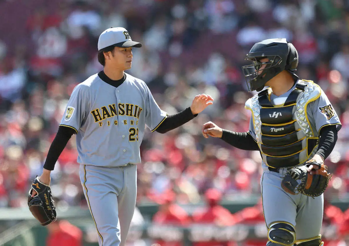 【画像・写真】阪神・高橋が9年目でOP戦初勝利！　守護神・岩崎からウイニングボールのプレゼント「一応あげました…」