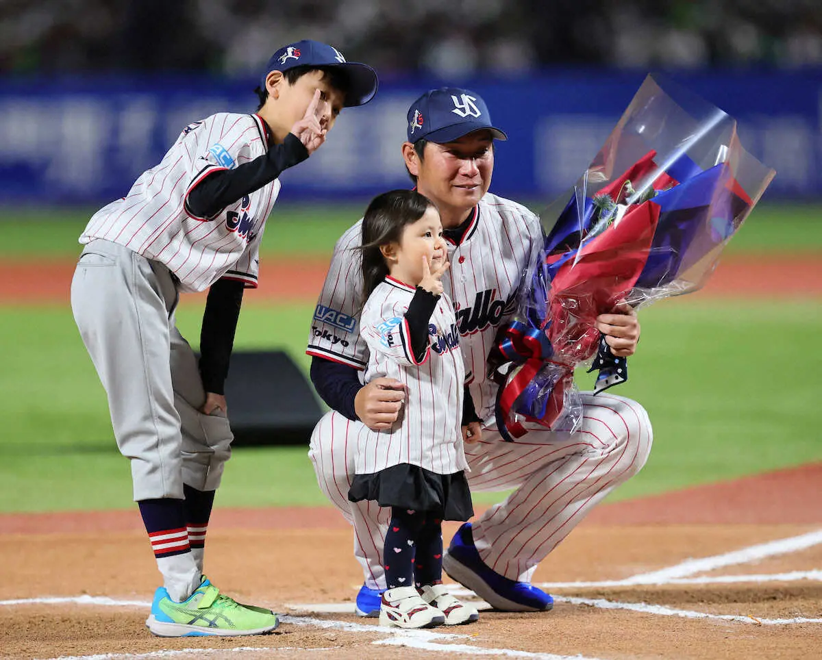 【画像・写真】ヤクルト・川端慎吾　引退試合で長男との“対戦”実現も「スイングするの忘れちゃって」