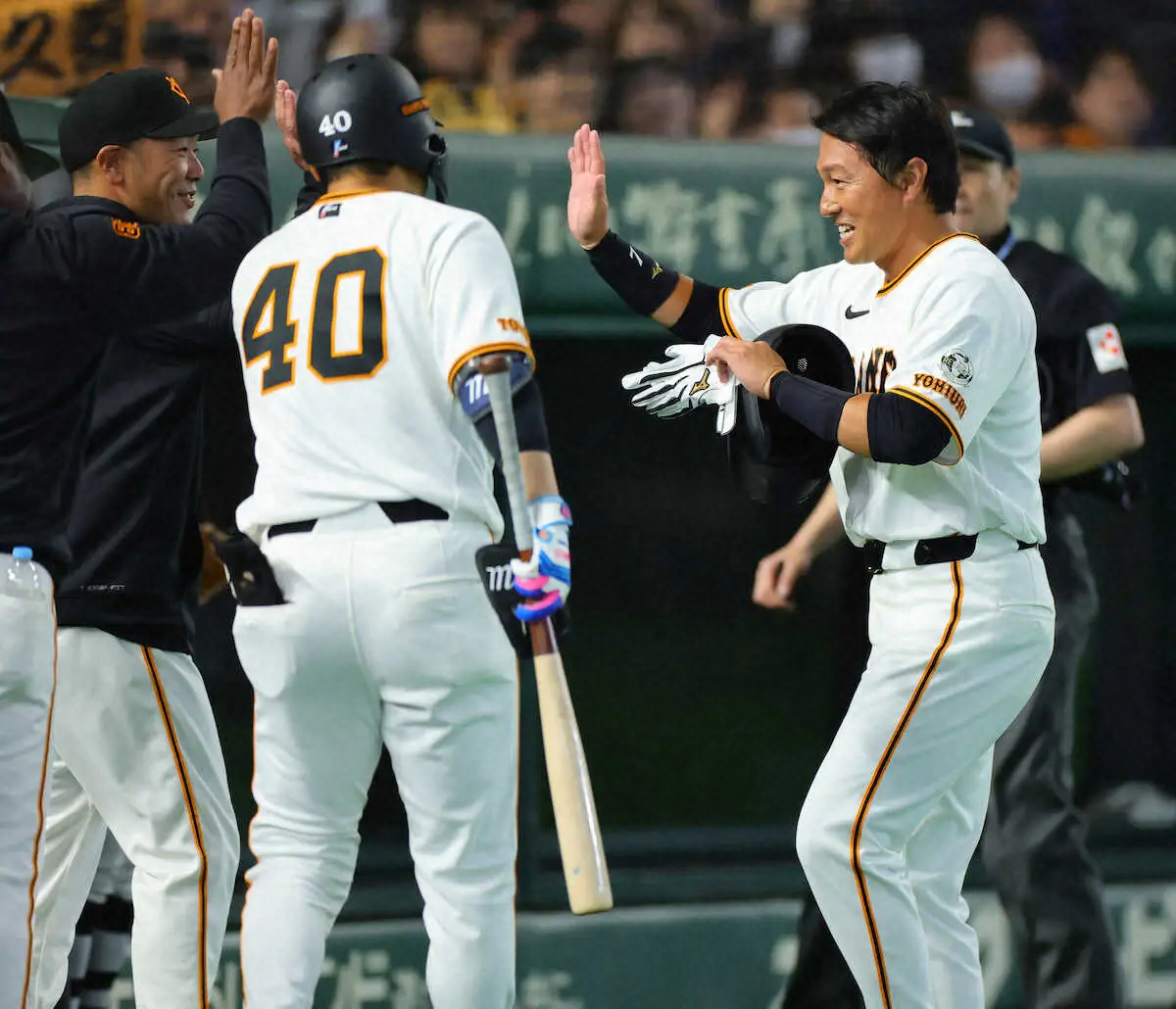 【画像・写真】巨人・阿部慎之助監督「何もしてない人がポコって打つ。天才」　引退試合で躍動の長野に脱帽