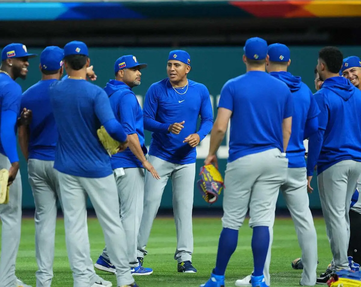 【画像・写真】【WBC】ベネズエラ　準々決勝・日本戦に向けてノリノリで球場入り　日本報道陣に日本語であいさつ