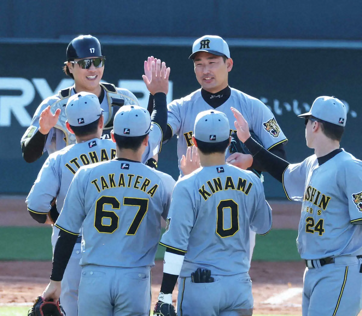 【画像・写真】阪神・岩崎優　いつも通り淡々とゼロで締めた　ウイニングボールは高橋遥人に手渡し「一応あげました」