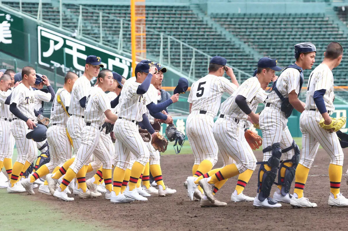 帝京長岡練習ユニホーム　上下セット 甲子園練習・帝京長岡＞金色の縦じまユニホームに身を包みグランドに