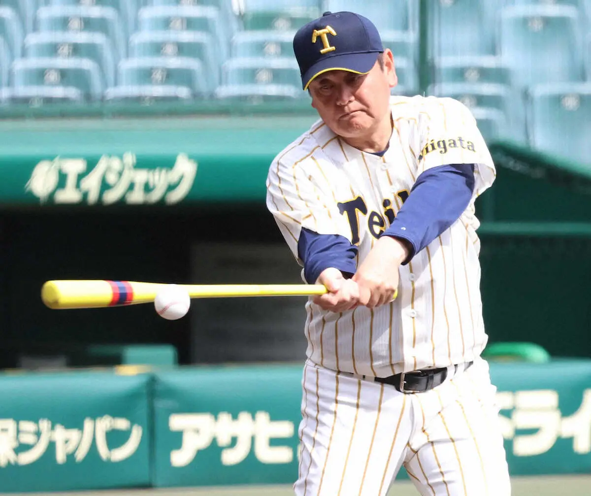 甲子園練習・帝京長岡＞金色の縦じまユニホームに身を包む帝京長岡