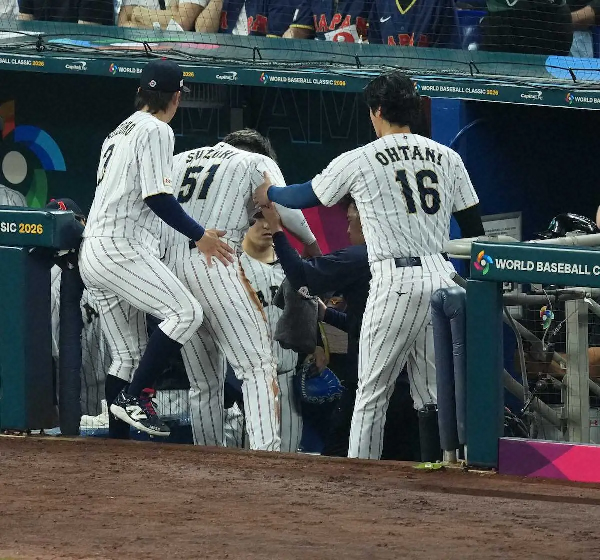 【画像・写真】侍ジャパンに激震！鈴木誠也が初回に右膝痛め交代　足を引きずり苦もんの表情…大谷らに支えられベンチ裏へ