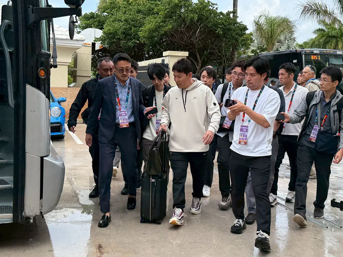 【画像・写真】侍ジャパン・井端監督が退任示唆「結果が全てなので」　帰国の途、米国の宿舎からバスで空港へ