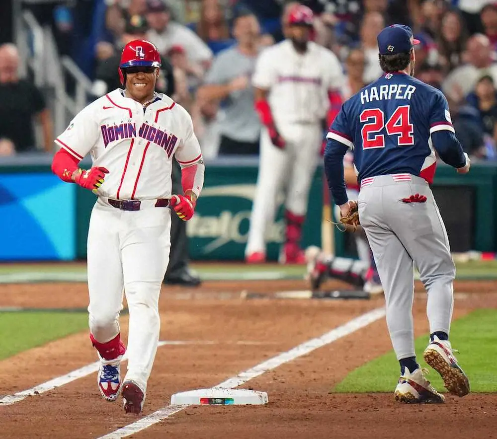 【画像・写真】【WBC】痛恨…ソトが一打同点の好機で併殺打　ヘルメット投げ悔しさあらわ　ドミニカは追加点奪えず