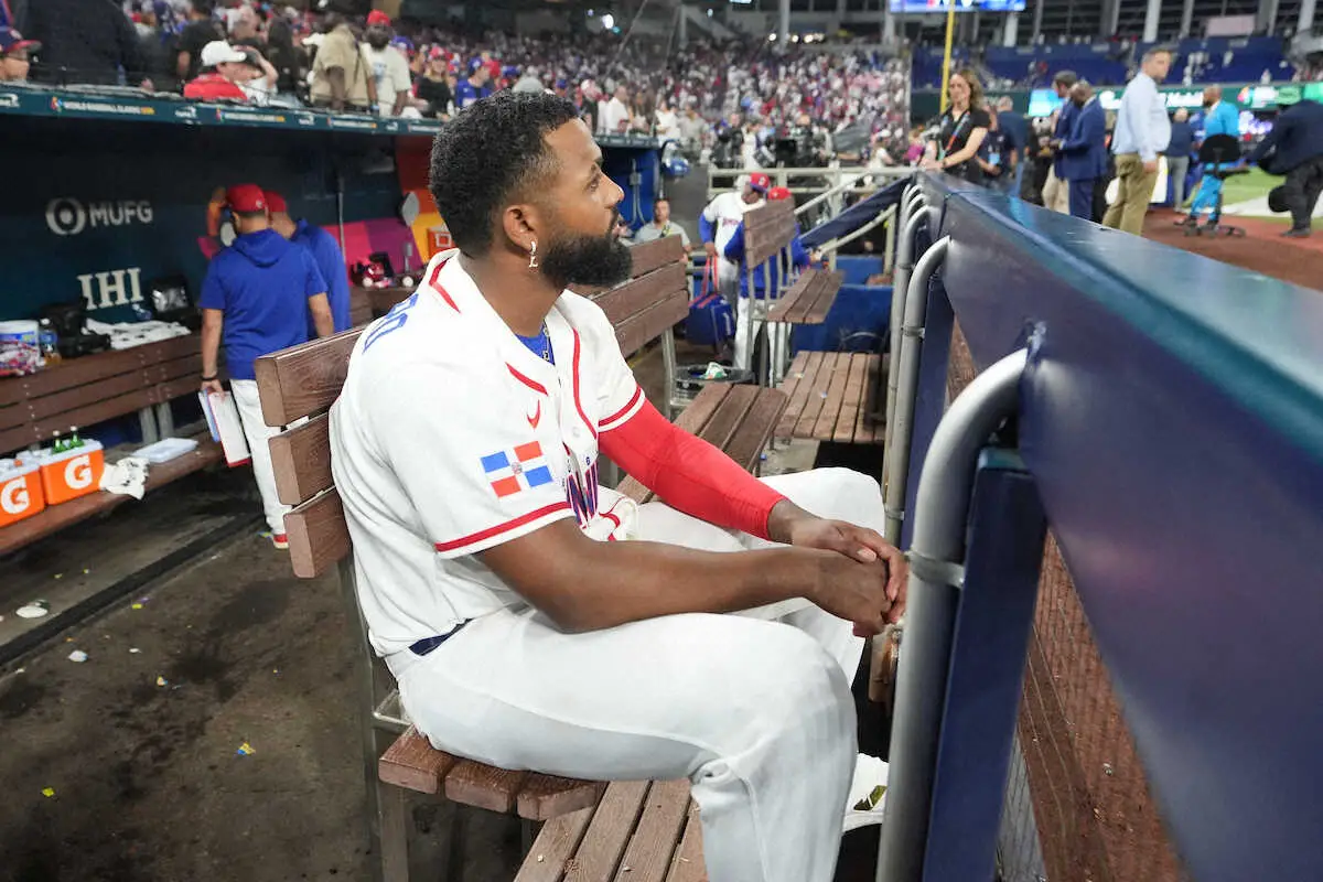 【画像・写真】【WBC】“疑惑の1球”で終戦にドミニカ選手は呆然　三振ペルドモ頭抱え…ゲレロはガム投げ怒りあらわ