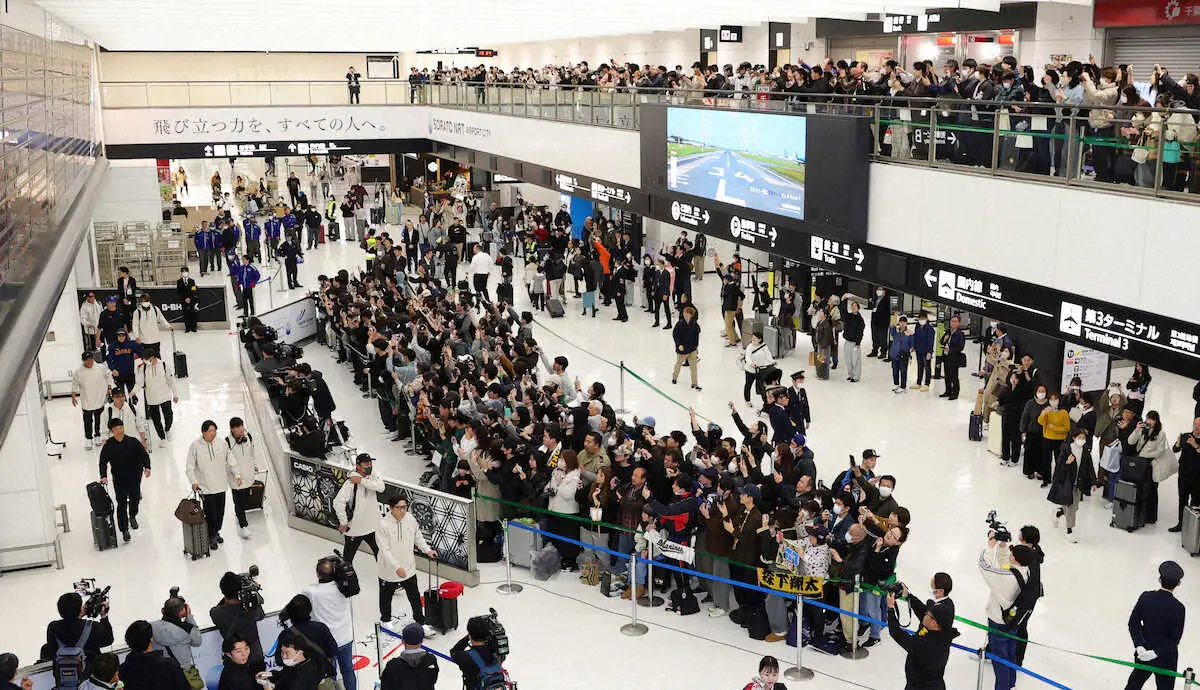【画像・写真】WBC無念8強敗退の侍・井端監督と国内組が笑顔なき帰国　終戦から26時間「お疲れさま」400人出迎え