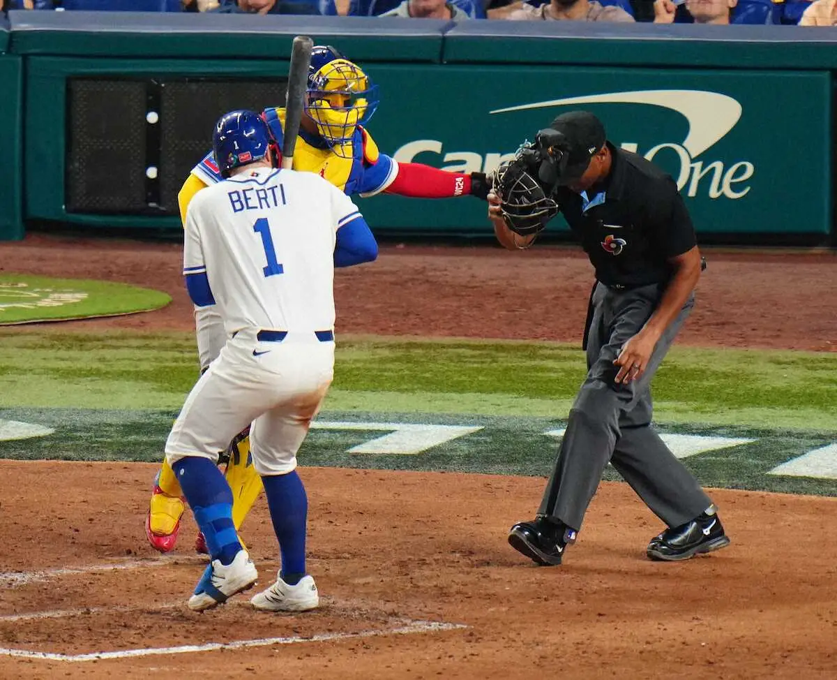【画像・写真】【WBC】158キロ直球がマスク直撃の球審にベネズエラの捕手が“神対応”「気の使い方素晴らしい」