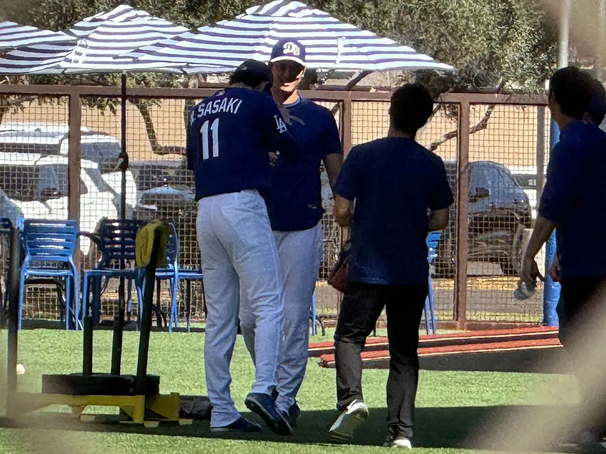 【画像・写真】大谷翔平　キャッチボール＆遠投で汗　キャンプ合流に指揮官「今はドジャースに集中していると思う」