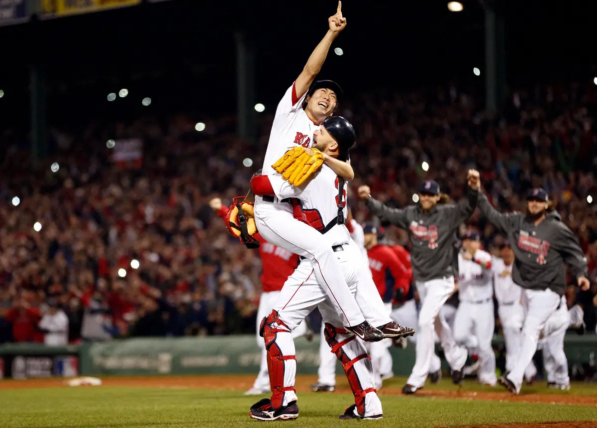 【画像・写真】【WBC】Netflixの直前中継に米国ブルペンコーチがサプライズ登場！“旧友”上原浩治氏と記念撮影