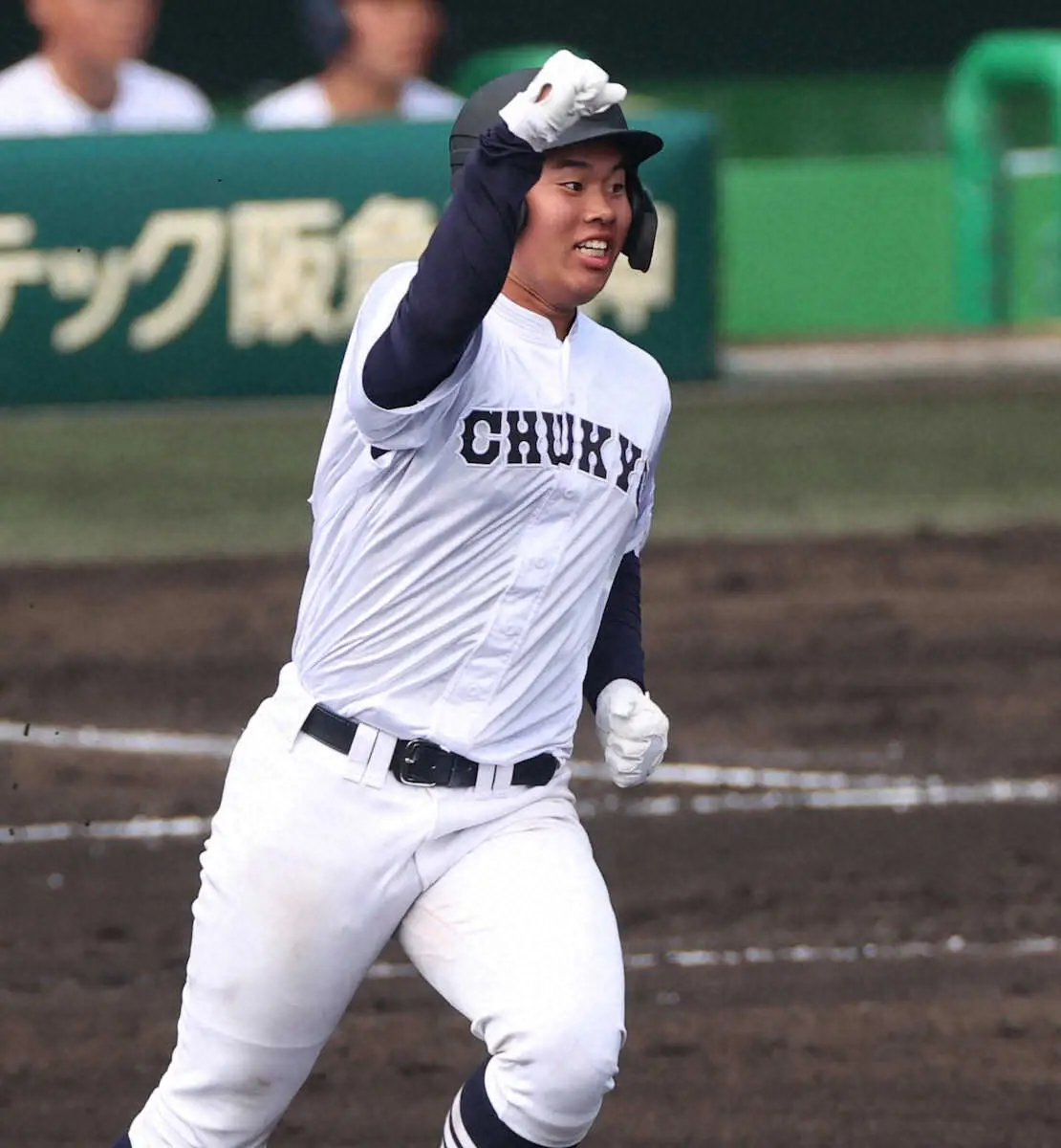 【画像・写真】【センバツ】大会1号は中京大中京・松田知輝　値千金の勝ち越し弾にガッツポーズ