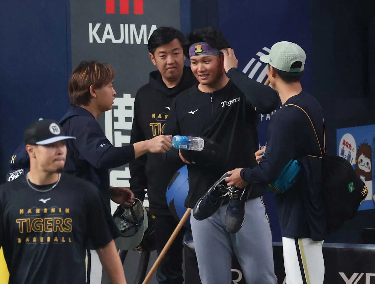 【画像・写真】オリックス・宮城大弥と曽谷龍平がチーム本隊に合流　坂本らWBC阪神勢とはお互いを労う