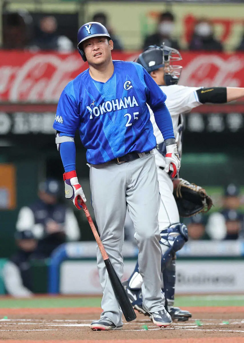 【画像・写真】DeNA・筒香にアクシデント　初回初球空振りで上半身違和感　相川監督「長引くようなことはない」